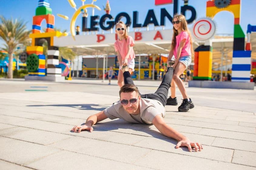 Família feliz com pai e filhos no Legoland Dubai.