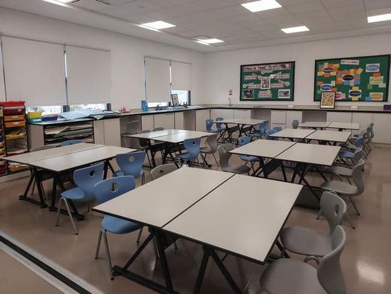 Sala de aula vazia com cadeiras e mesas na universidade.