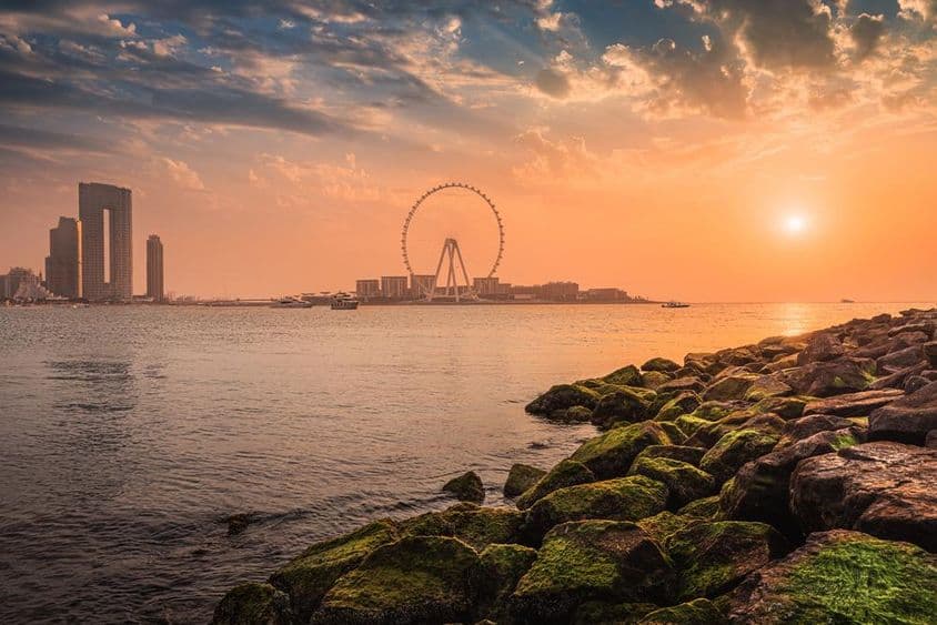 Pôr do sol sobre a Blue Waters Island com a famosa roda-gigante Dubai Eye.