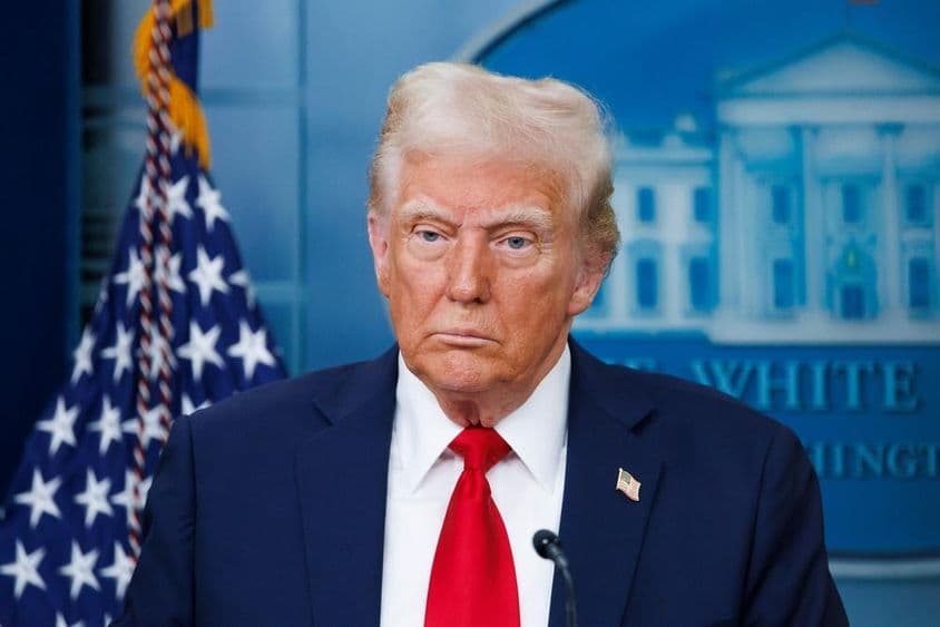 Presidente Donald Trump fazendo um discurso em uma coletiva de imprensa na Casa Branca.