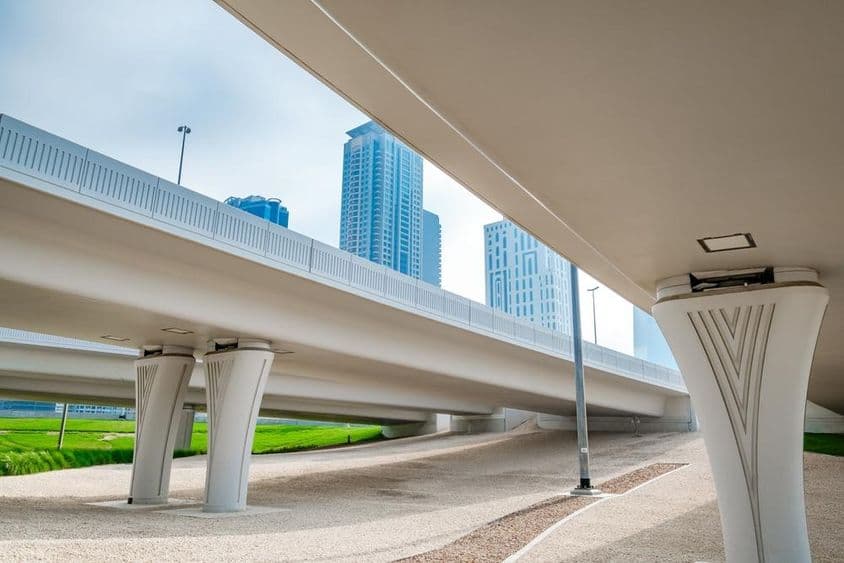 Viaduto e pontes de Dubai em um entroncamento de transporte.
