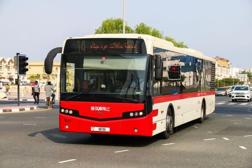 Ônibus vermelho de Dubai na rua.