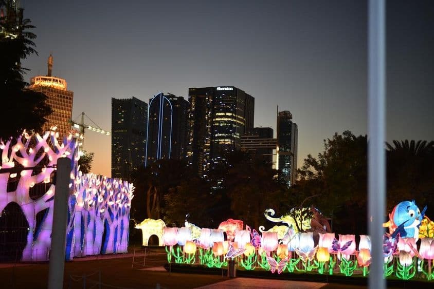 O Dubai Garden é um parque com shows de luzes deslumbrantes e esculturas artesanais.