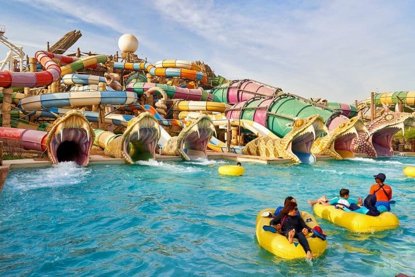 Escorregas sinuosos no Aquapark Yas Waterworld.