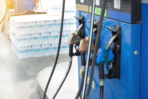 Posto de gasolina em Dubai preparado para o reabastecimento de viajantes.