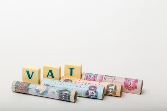 As letras IVA sobre notas do dirham dos EAU.