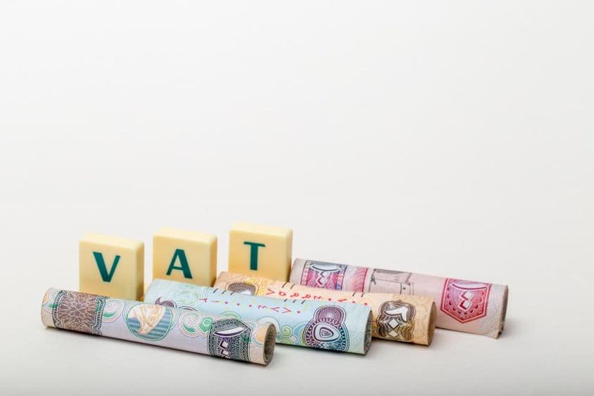 As letras IVA sobre notas do dirham dos EAU.