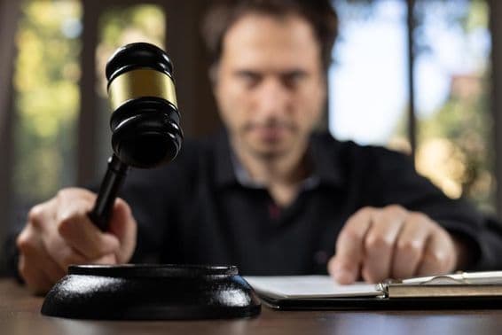 Um juiz segurando um martelo sinalizando o fim de um julgamento.