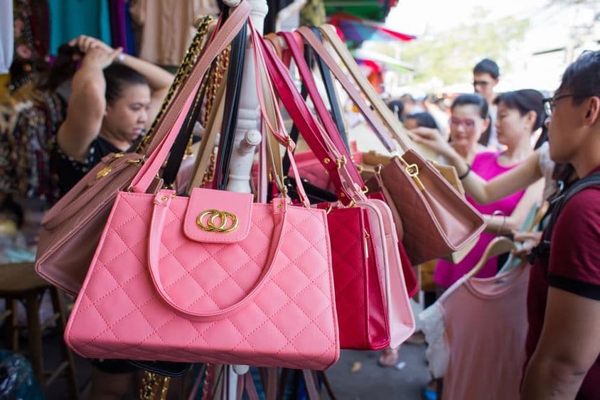 Bolsas falsificadas exibidas no mercado de Jatujak ou Chatuchak.