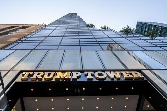 Foto icônica da entrada da Trump Tower destacando a sinalização em metal dourado.
