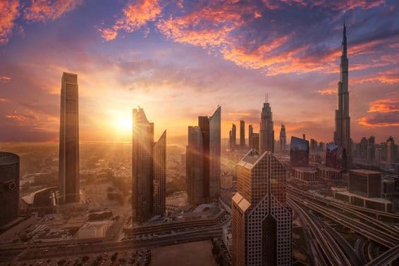 Belo pôr do sol no centro de Dubai.