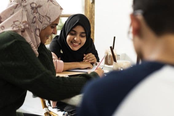Um grupo de estudantes muçulmanos em uma universidade em Dubai.