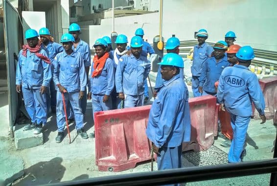 Trabalhadores asiáticos em um canteiro de obras em Dubai.