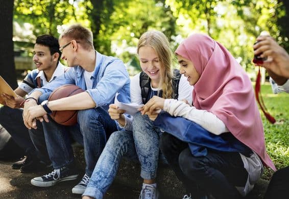 Um grupo de adolescentes diversos em Dubai.