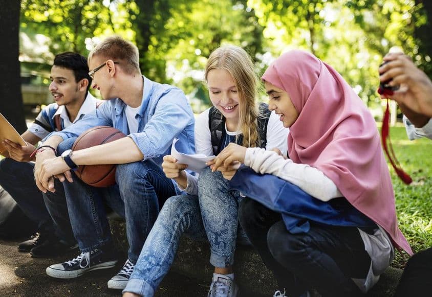 Um grupo de adolescentes diversos em Dubai.