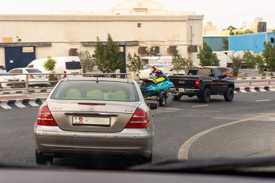 Carros na rodovia na cidade de Sharjah.