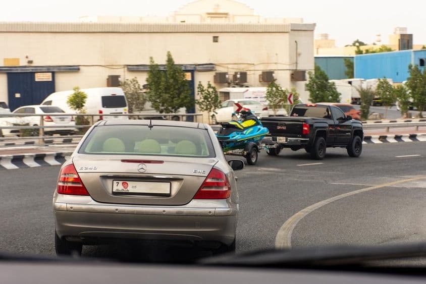 Carros na rodovia na cidade de Sharjah.