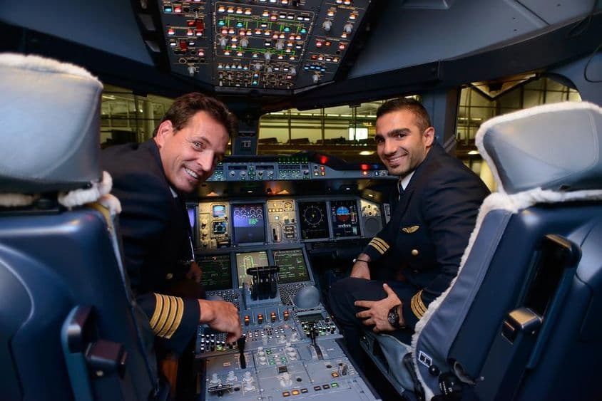 Pilotos em Airbus A380 da Emirates após a aterrissagem.