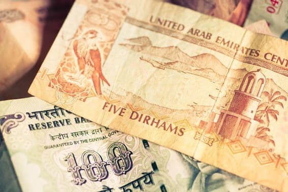 Moedas dos Emirados Árabes Unidos e da República da Índia.