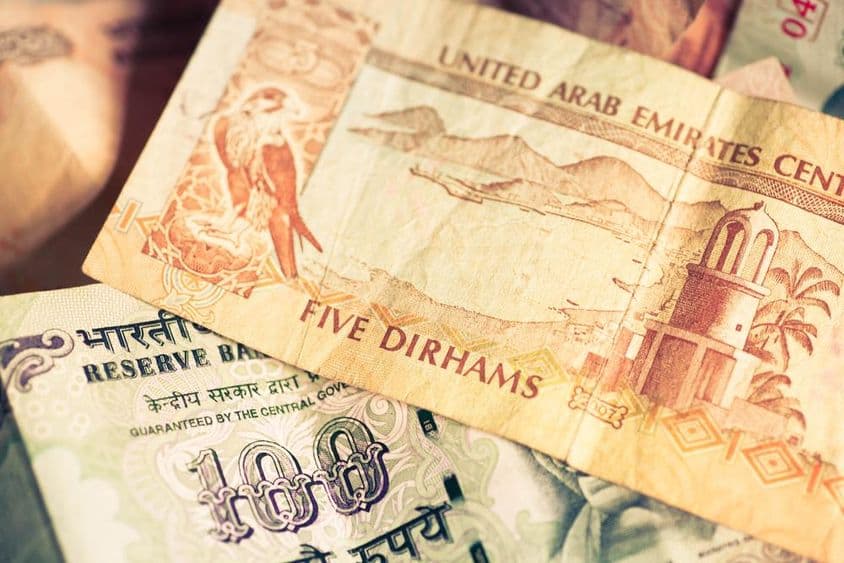 Moedas dos Emirados Árabes Unidos e da República da Índia.