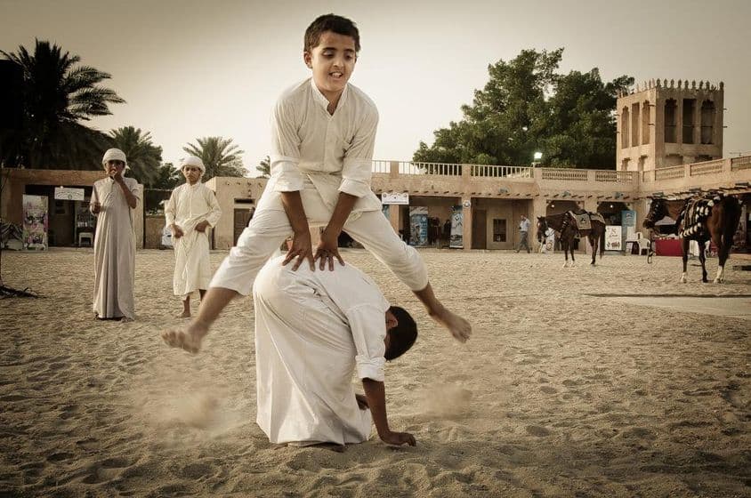 Crianças jogando jogos populares.