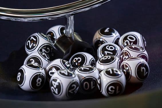 Bolas de loteria em uma esfera em movimento.