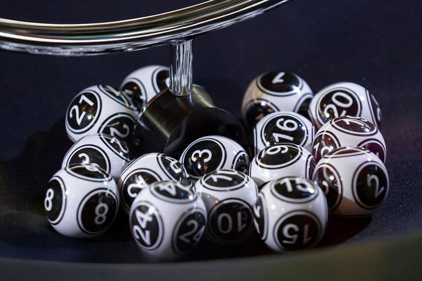 Bolas de loteria em uma esfera em movimento.
