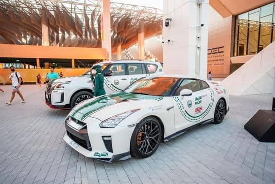 Viaturas da polícia de Dubai em exposição na Expo2020.