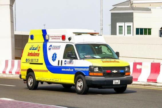 Dubai, ambulância Chevrolet Express em uma rua da cidade.