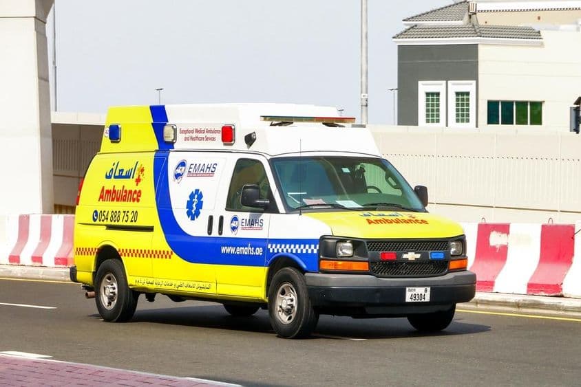 Dubai, ambulância Chevrolet Express em uma rua da cidade.
