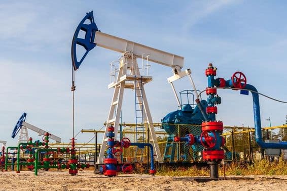 Bomba de petróleo em campos siberianos, indústria de petróleo e gás na Rússia.