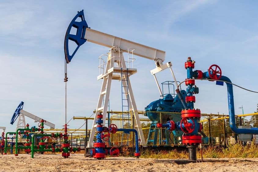Bomba de petróleo em campos siberianos, indústria de petróleo e gás na Rússia.