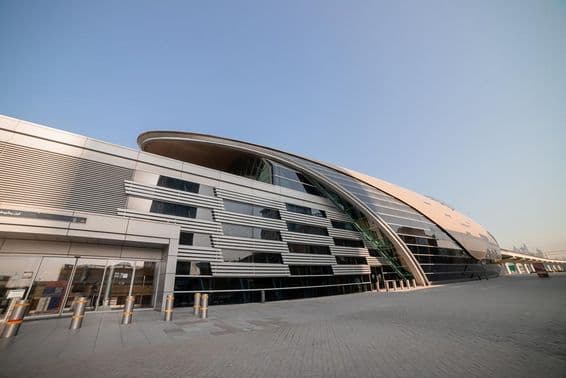 Exterior de uma estação de metrô em Dubai, nos Emirados Árabes Unidos.