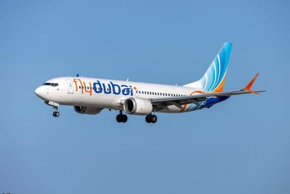 FlyDubai Boeing 737 MAX 8 aterrissando.