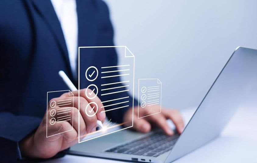 Empresário usando assinatura eletrônica sem papel.