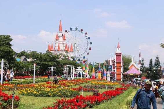 Roda-gigante e um castelo da Disney.