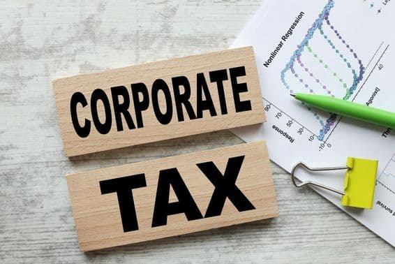 Imposto corporativo em dois cubos de madeira.