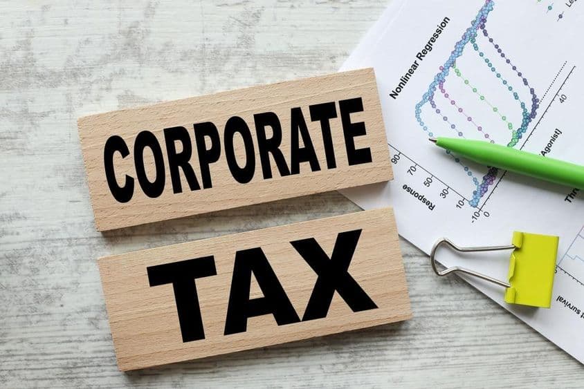 Imposto corporativo em dois cubos de madeira.