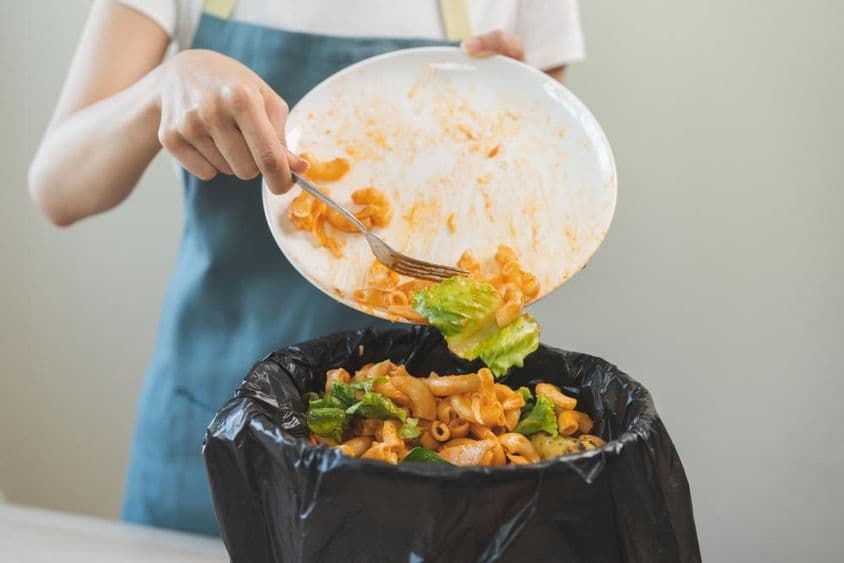 Compostando sobras para um desperdício alimentar ecologicamente consciente.