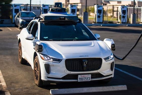 Um veículo elétrico Jaguar I-PACE autônomo da Waymo.
