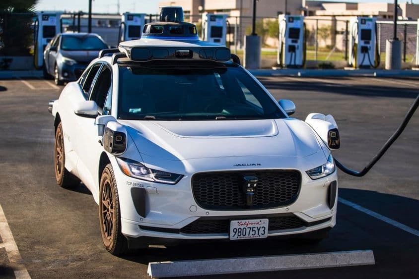 Um veículo elétrico Jaguar I-PACE autônomo da Waymo.