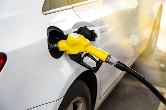 Um carro branco abastecendo em um posto de gasolina em Dubai.