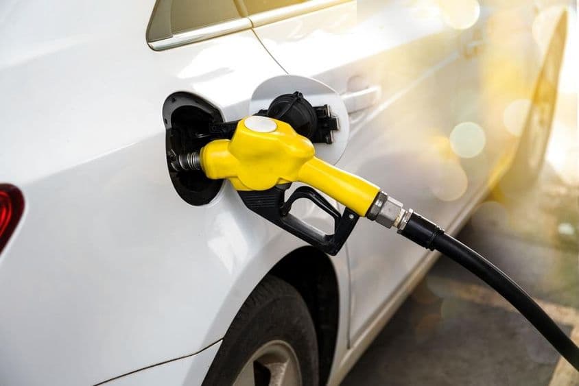 Um carro branco abastecendo em um posto de gasolina em Dubai.