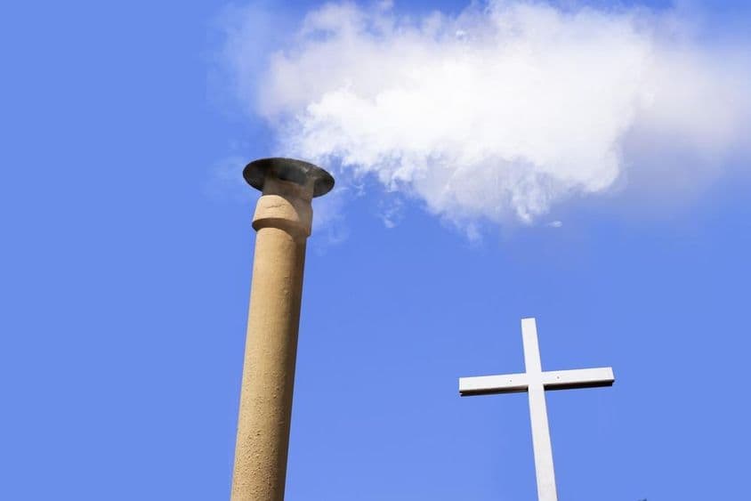 Fumaça branca sobe da chaminé no topo da Capela Sistina (Cidade do Vaticano).