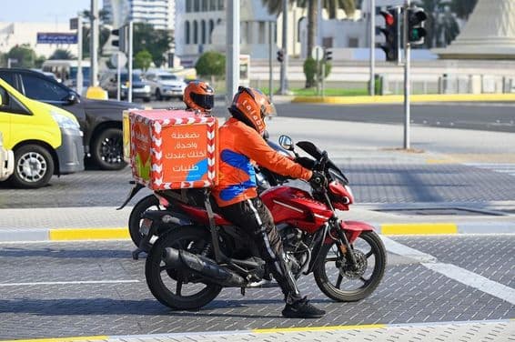 Entregadores de comida online da Talabat nas ruas de Abu Dhabi.