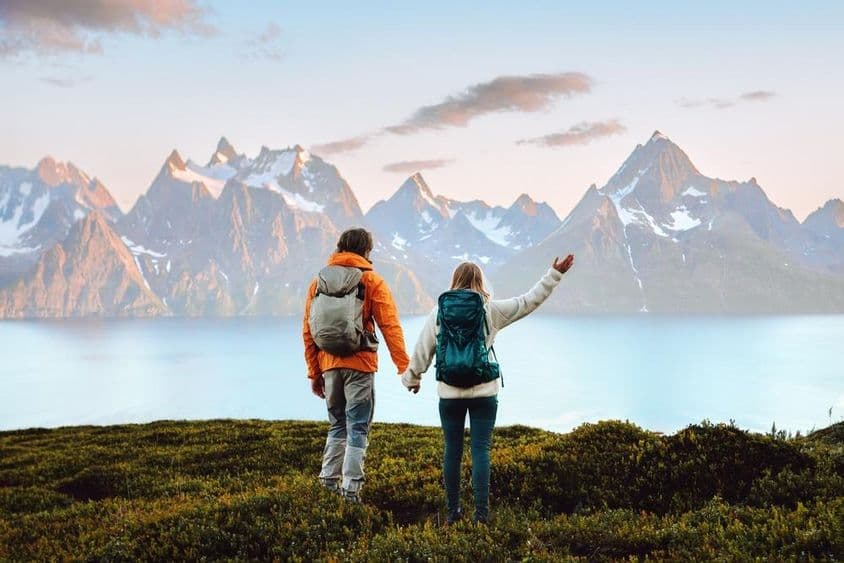 Um casal caminhando na Noruega para uma férias ativas e estilo de vida saudável.