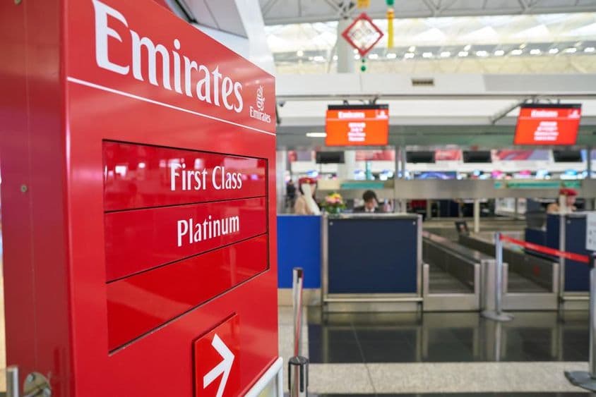Área de check-in da Emirates no Aeroporto Internacional de Hong Kong.
