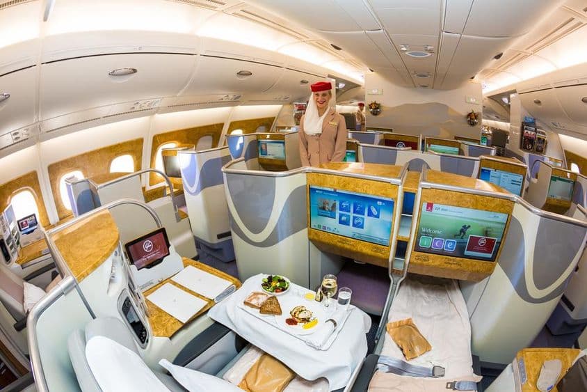 Jantar a bordo da classe executiva da companhia aérea Emirates.