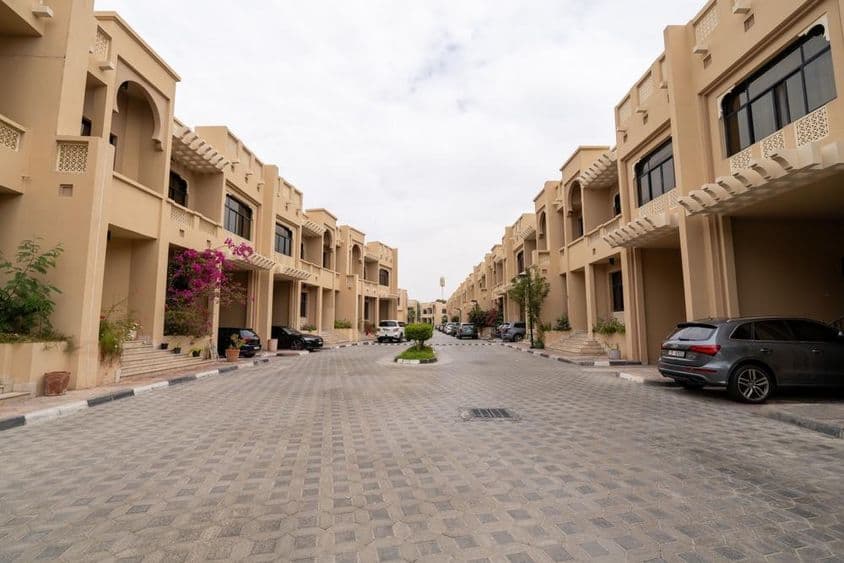 Rua residencial tranquila no Al Bateen Living Compound, Abu Dhabi.