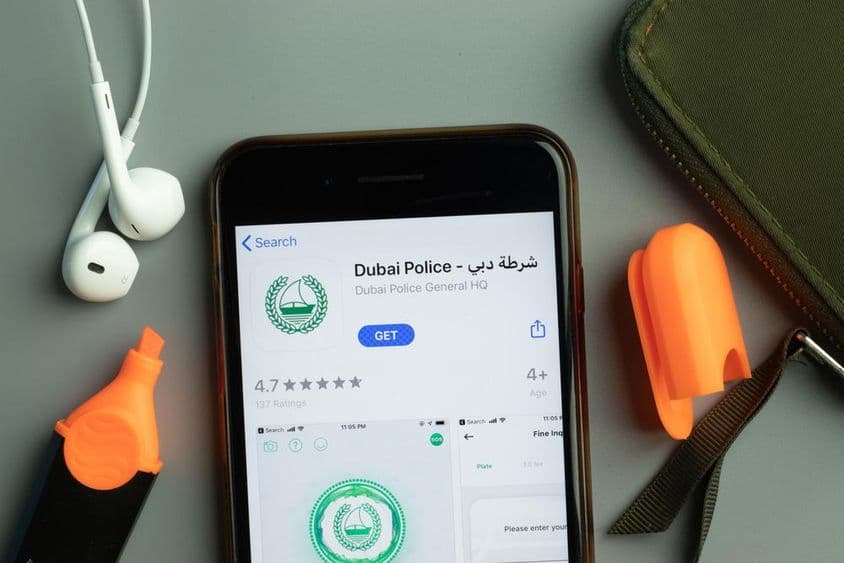 O ícone do aplicativo móvel da polícia de Dubai na tela de um telefone.